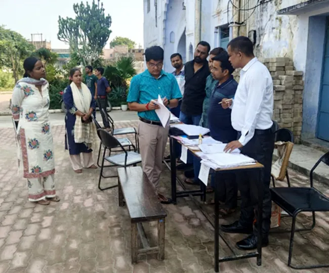 एडीएम एफआर संतोष कुमार सिंह ने फरीदपुर में किया पोलिंग बूथ का निरीक्षण।